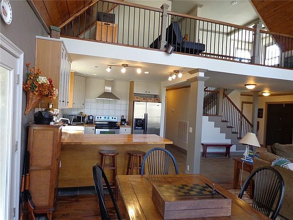 2nd image of 10 Laurel Trl N