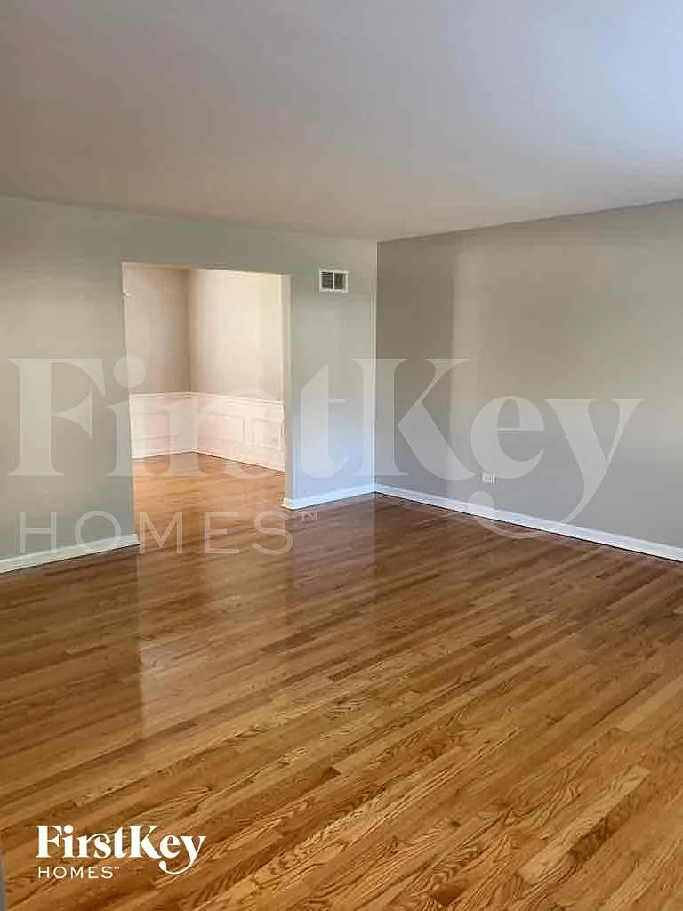 5 bed, 2.5 bath, 2760 sqft, $3,905 — Photo 2