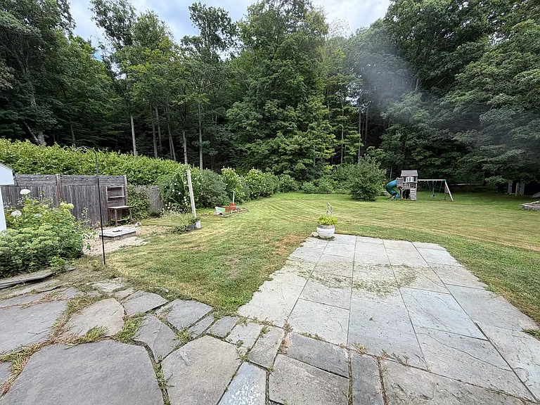 354 N Plain Rd — Photo 16