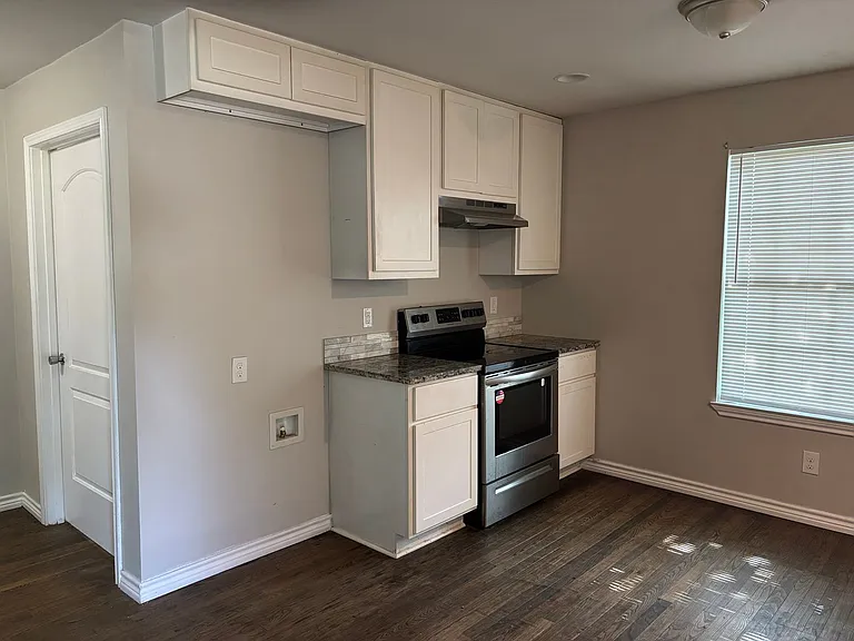 1709 W Elm St — Photo 2