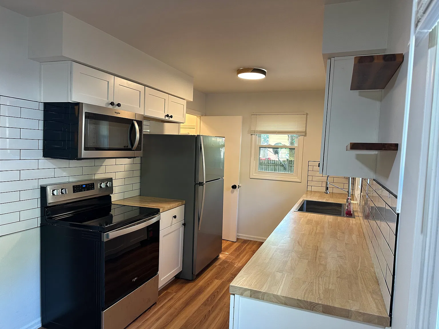 3 bed, 912 sqft, $1,950 — Photo 2