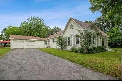 610 Bohlmann Ave — Photo 2