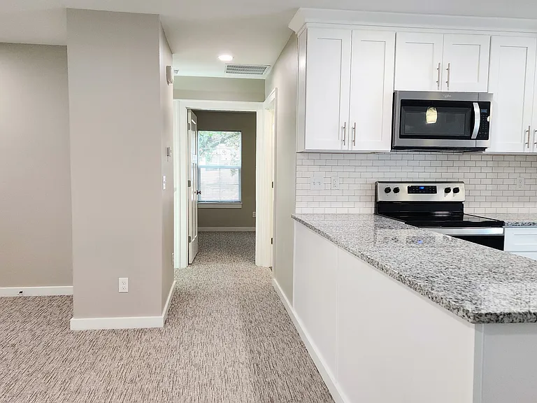 512 W Broadway Ave — Photo 5