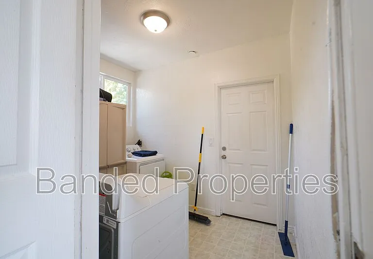 376 W 700 N #B — Photo 16