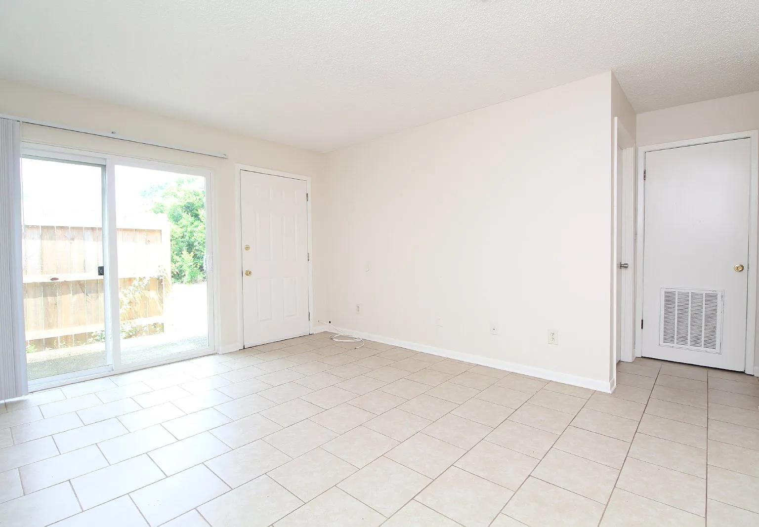 2 bed, 1.0 bath, 784 sqft, $1,225 — Photo 3