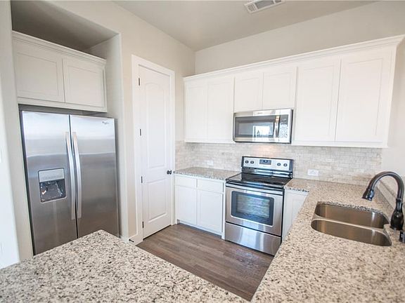 3rd image of 3041 Solana Cir