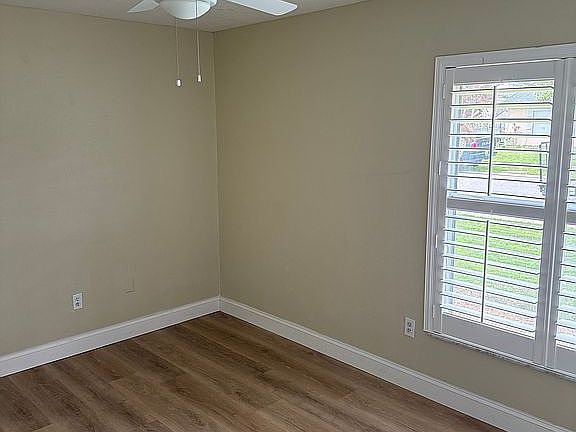 2nd image of 1530 E Powder Horn Rd