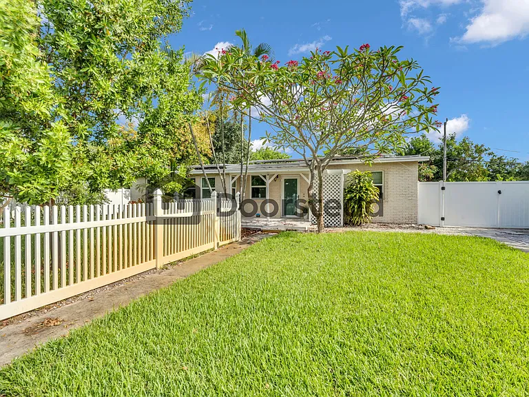 1837 NE 48th Ct — Photo 10