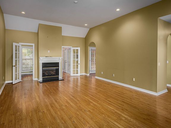 4th image of 120 Shelley Ln
