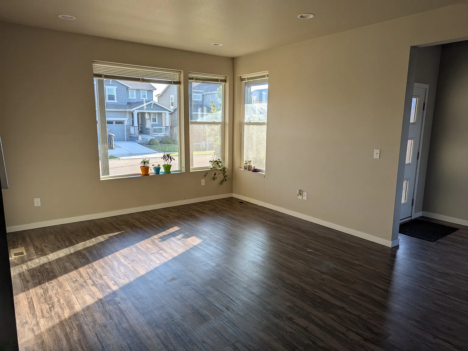 3 bed, 2.5 bath, 2600 sqft, $2,600 — Photo 2