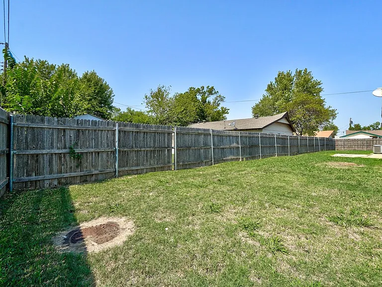 1401 Hampton Dr — Photo 44