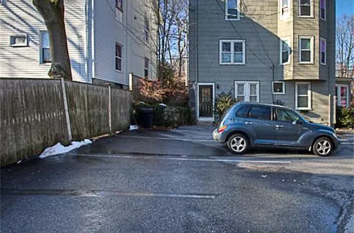 Parking for 1 car (middle spot)