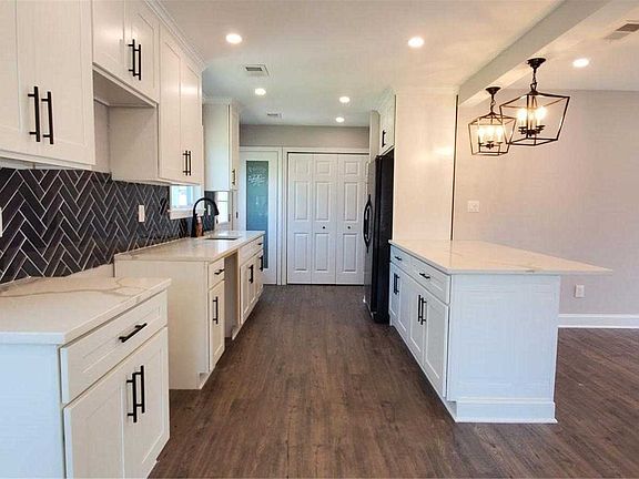 3rd image of 12 Winwood Ln