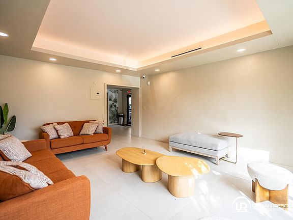 3rd image of 6960 Rue Vendome Unit 201