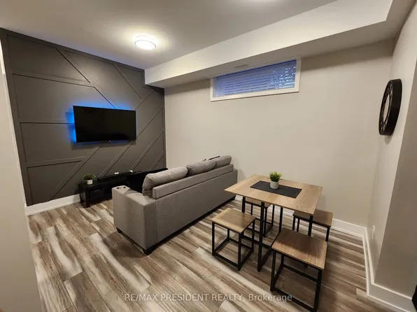 6065 McLeod Rd #113, Niagara Falls, ON L2G 3E6