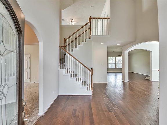 Beautiful Entry - high ceilings - winding staircase to upstairs gameroom