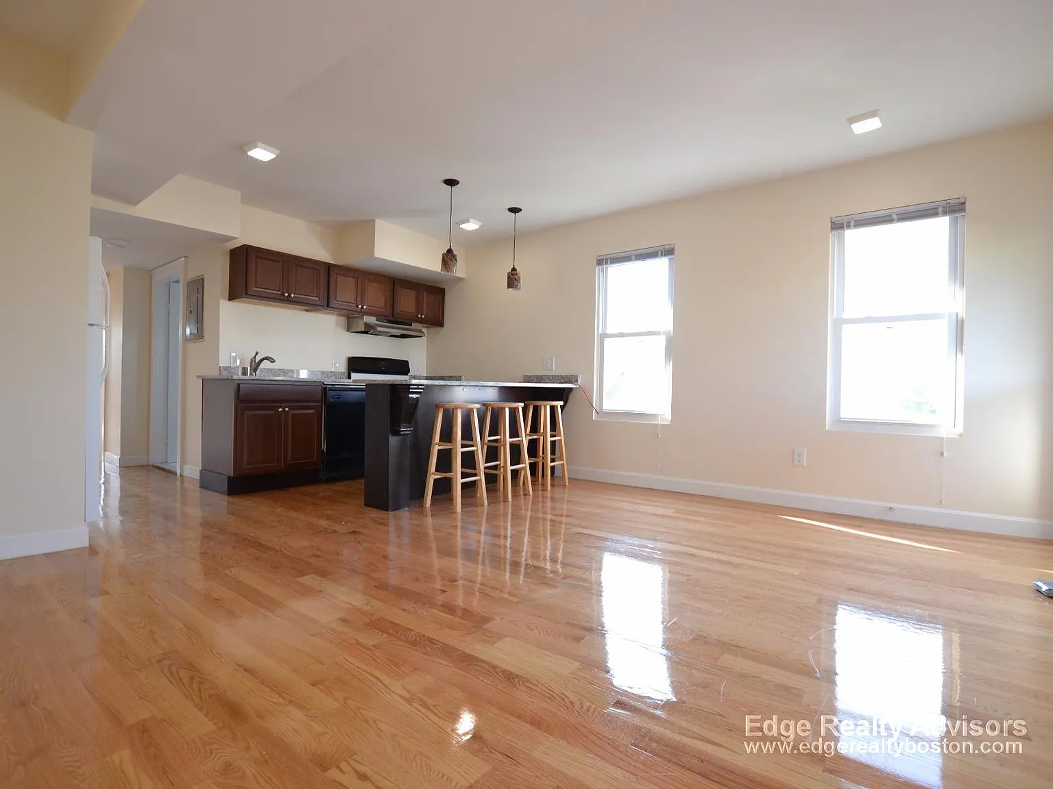 4 bed, 1300 sqft, $4,200 — Photo 1