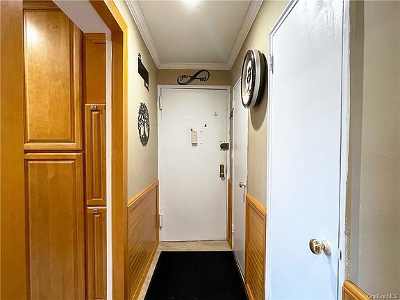 3rd image of 4 Sadore Ln APT 6O