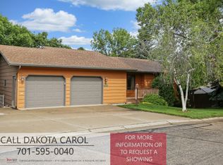 1861 Wood Moor Pl, Bismarck, ND 58501