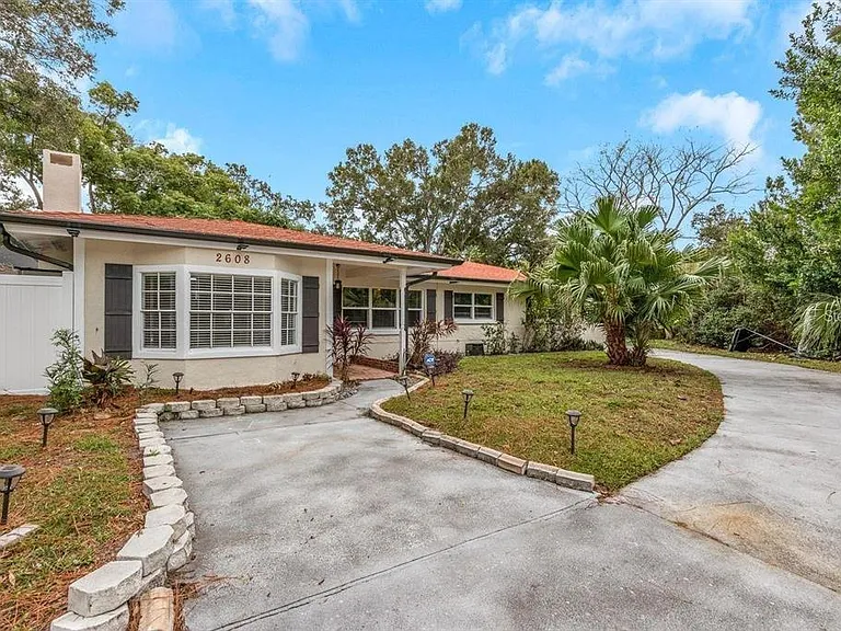2608 Oakwood Dr — Photo 1