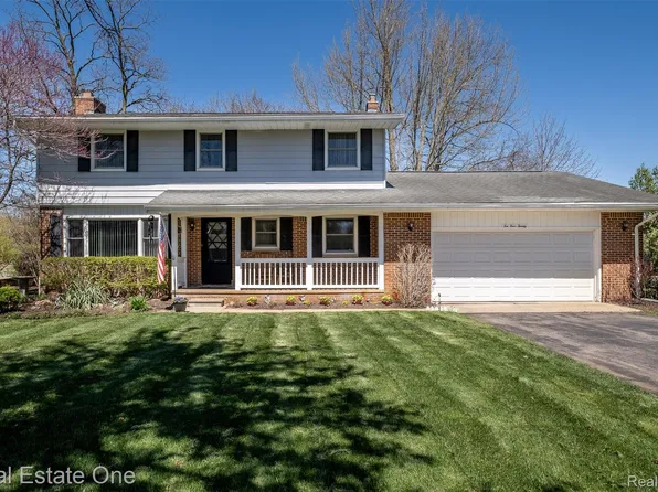 10420 Cedar Point Dr, White Lake, MI 48386