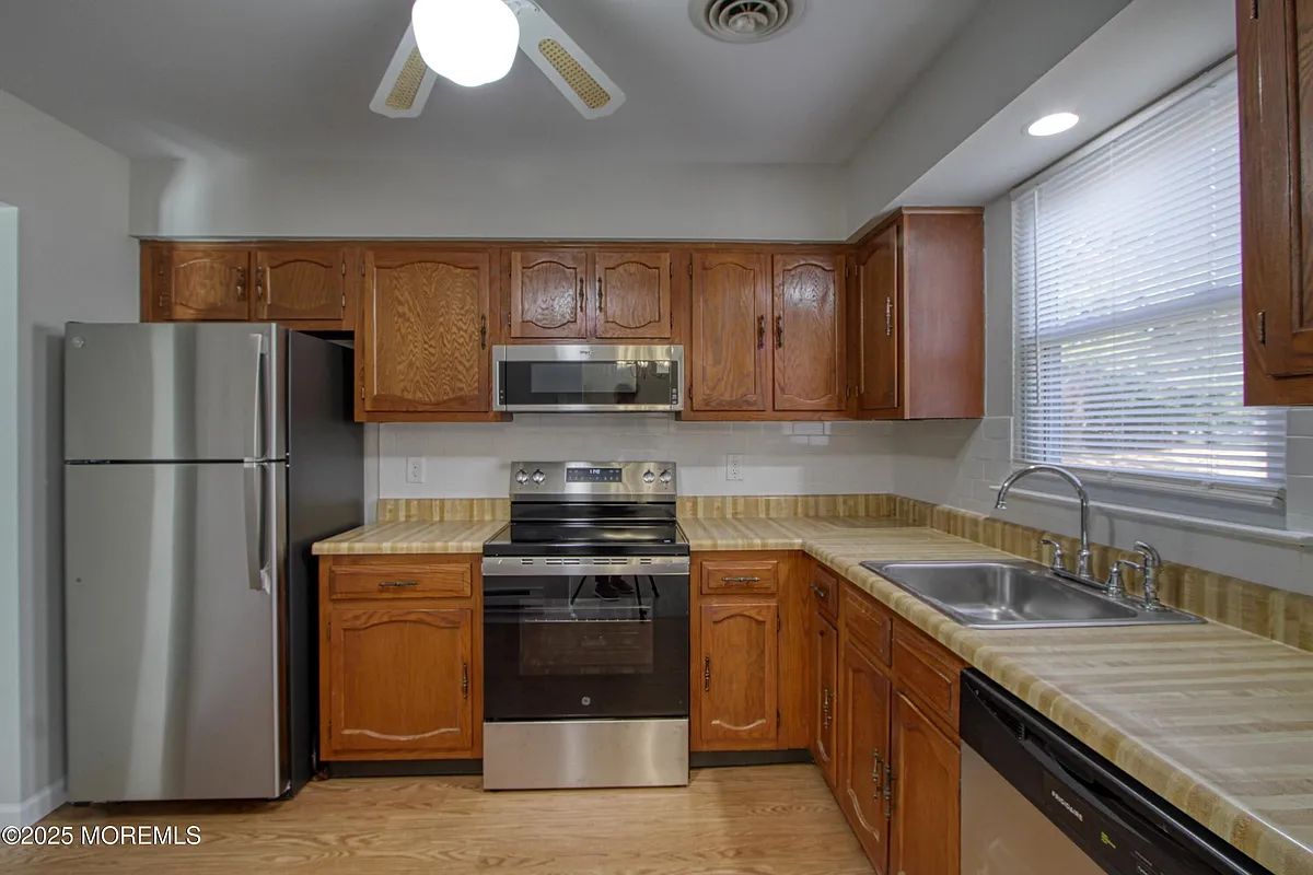 Building Photo - 12 Birchwood Dr #B