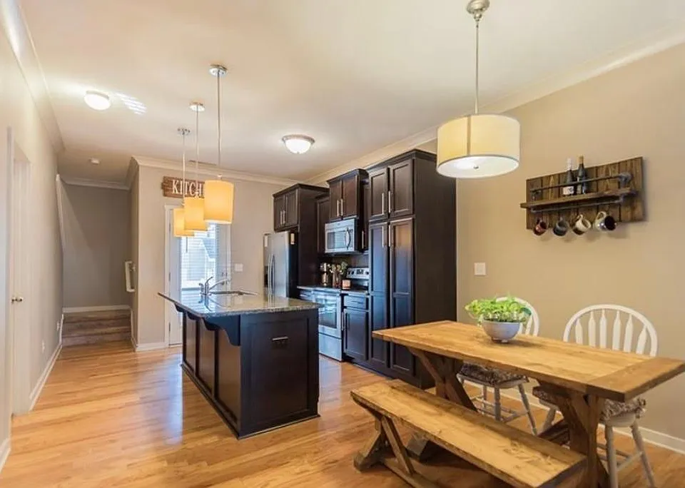 Eat in Kitchen and Breakfast Dining