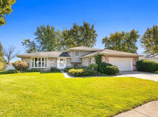 210 S Menominee Dr, Minooka, IL 60447