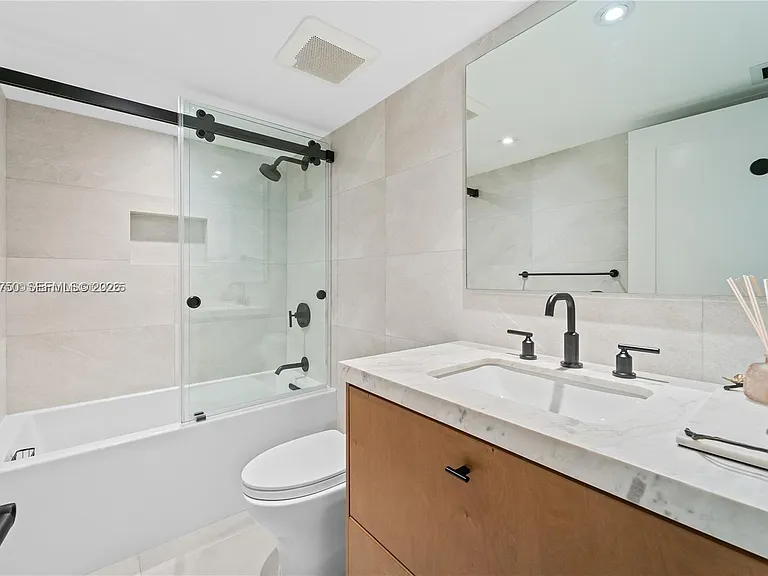 520 Brickell Key Dr — Photo 11