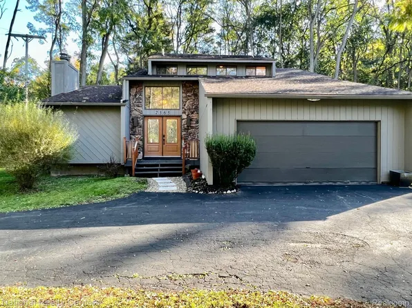2365 Lochaven Rd, West Bloomfield, MI 48324