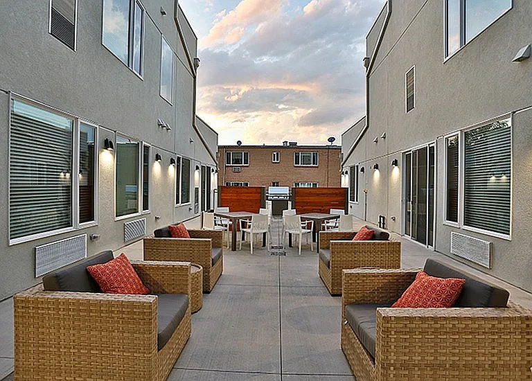 ba_xatsloans_courtyard1_800x550