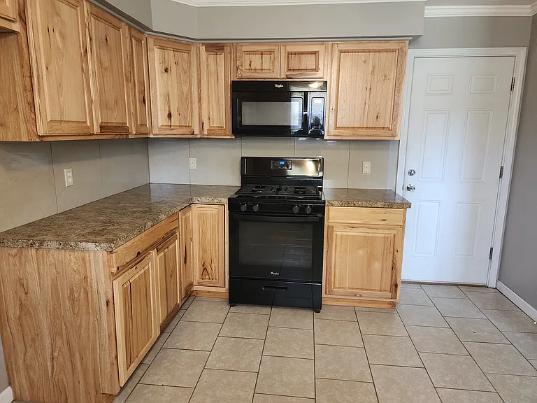 1112 N Hickory Ave — Photo 4