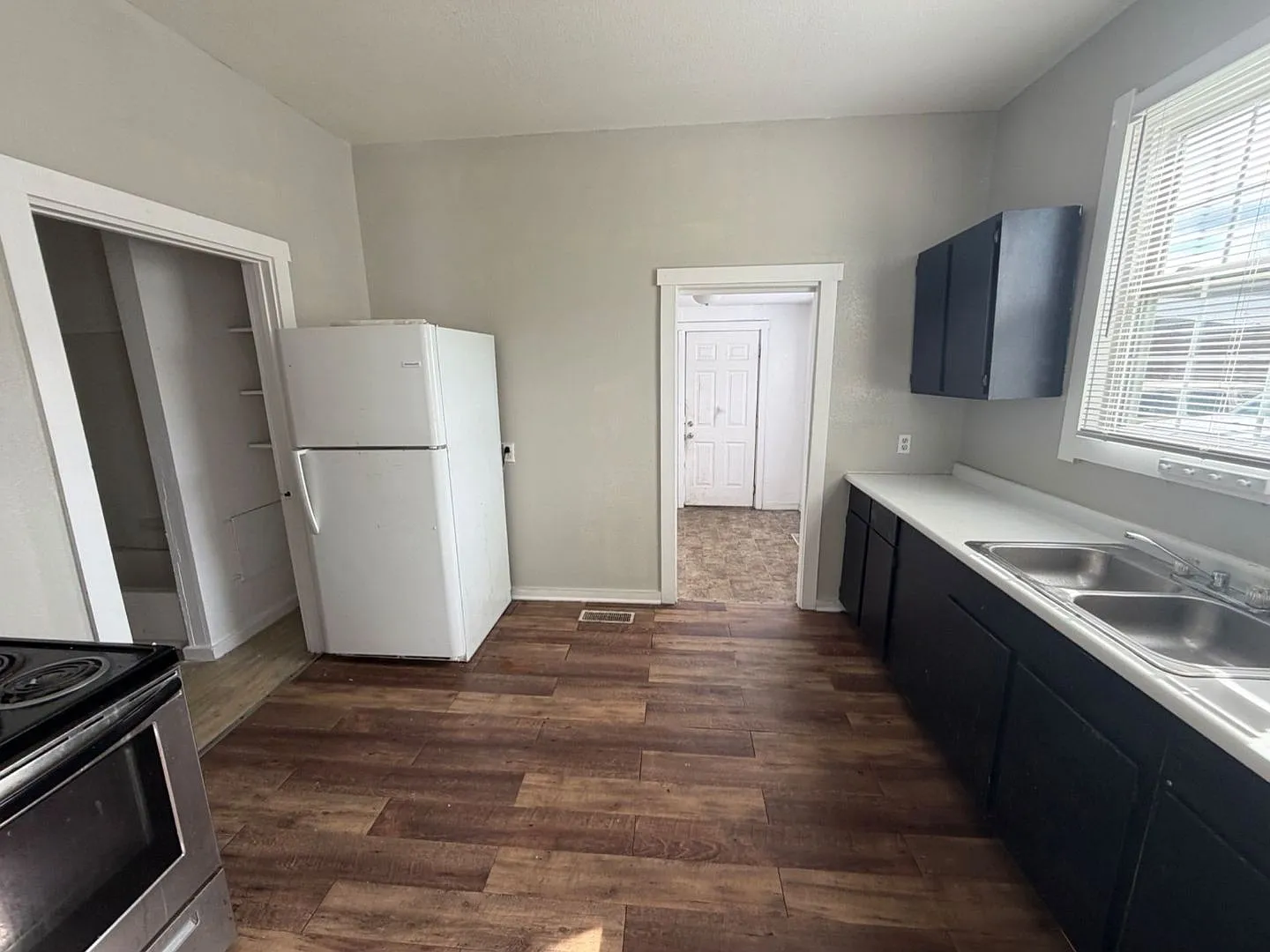 119 E 8th St - Spacious 4 Bedroom Home with historic details near Heekin Park — Photo 1