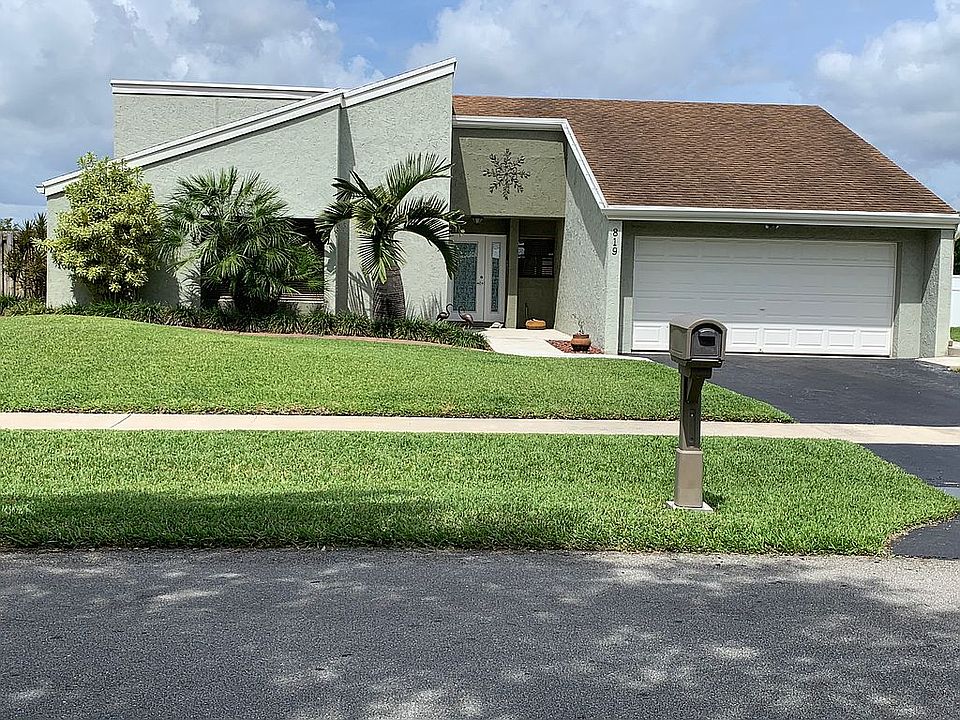 1st image of 819 W Plantation Cir