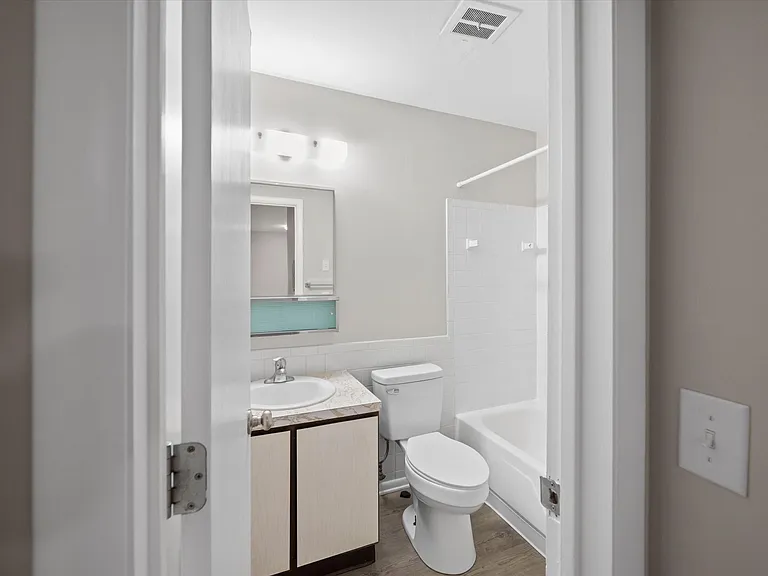 Toledo Circle Apartments — Photo 15