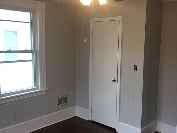 1st Bedroom (queen size bed)