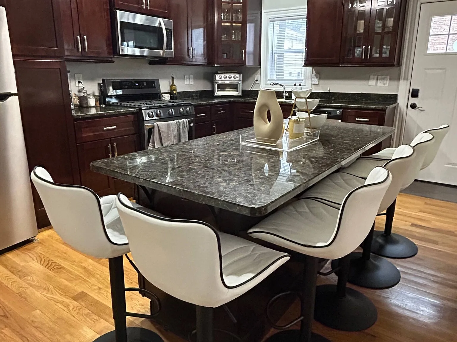 4 bed, 1750 sqft, $6,200 — Photo 4