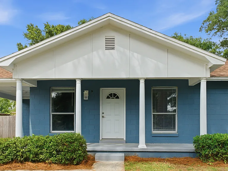 713 Lagoon Dr — Photo 1