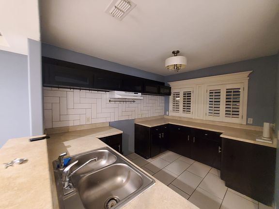 5th image of 1305 W Villa St