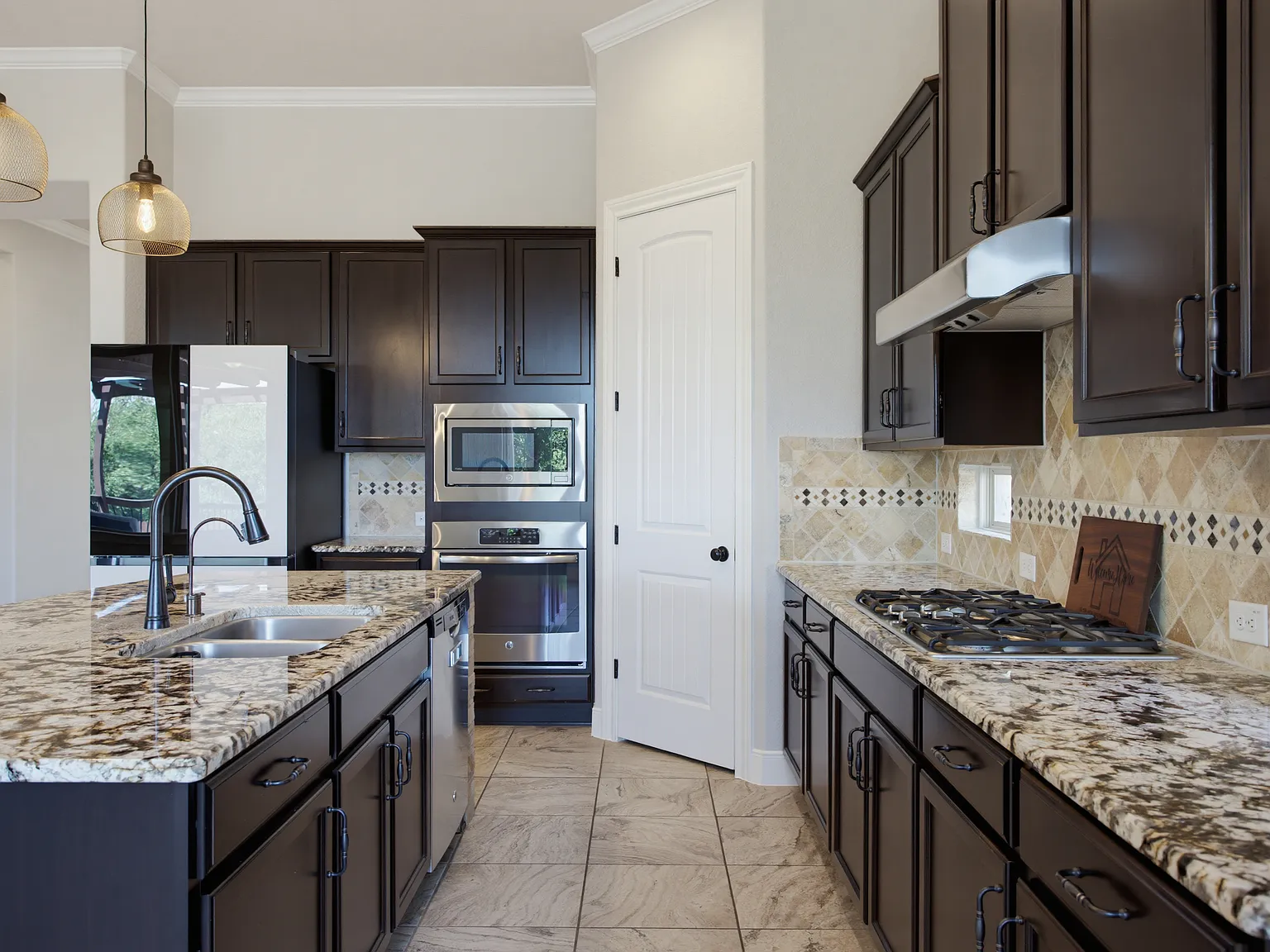 4 bed, 3.5 bath, 3628 sqft, $3,000 — Photo 4