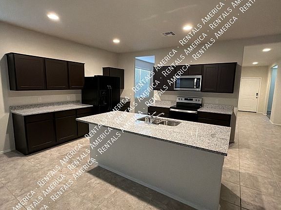 3rd image of 1038 W Castle Ct