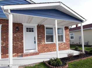 8 Chateux Ln, Toms River, NJ 08757