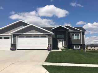412 Granite Dr, Bismarck, ND 58503