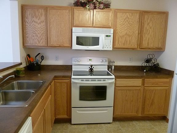 Kitchen w/Oak Cabinetry