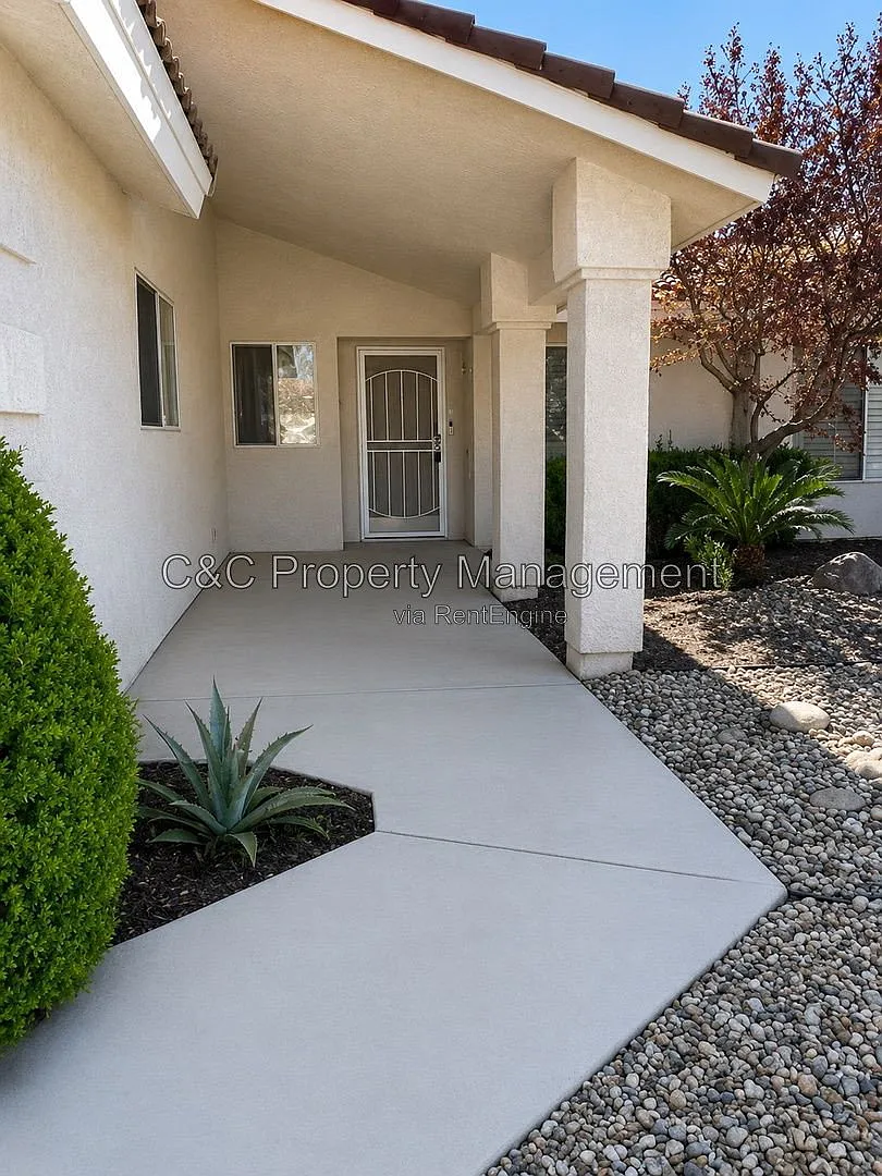 3 bed, 2.0 bath, 1460 sqft, $2,350 — Photo 2