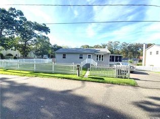 7 Queen Rd, Mastic Beach, NY 11951