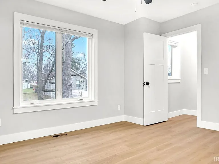 1112 N Woodburn Ave — Photo 22