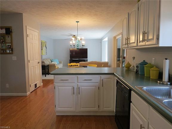 5th image of 1590 Greensleaves Cir SE