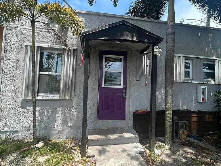 25 SW 10th St #8 — Photo 1