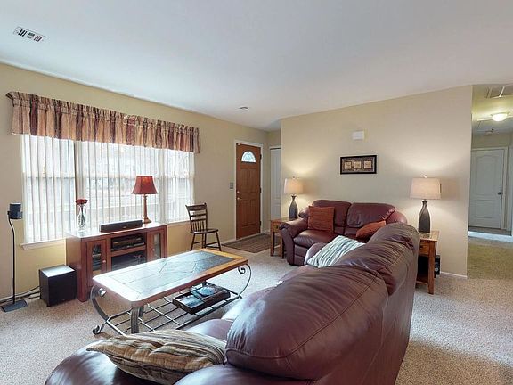 5th image of 584 Winterberry Blvd